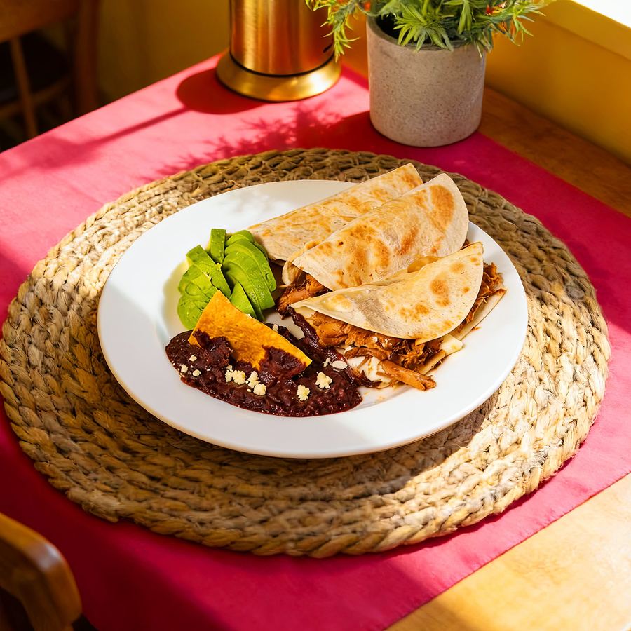 Plato mixto con quesadillas de cochinita, longaniza y butifarras