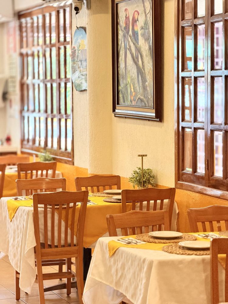 Mesas amarillas del comedor para la comida en familia